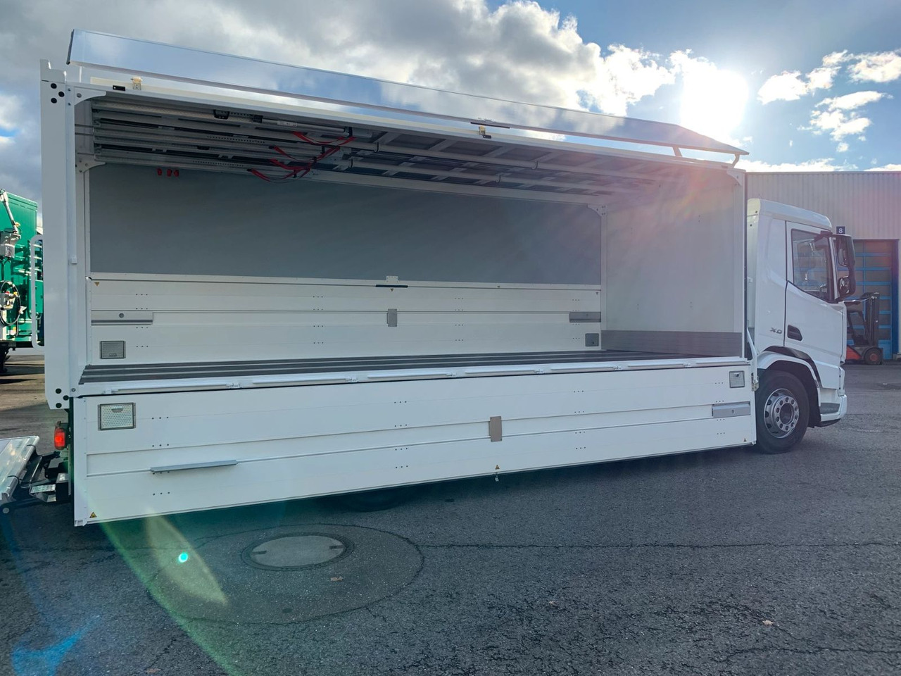 DAF FA XD 370 zikun Swing-Board-Aufbau - Přepravník nápojů: obrázok 4 DAF FA XD 370 zikun Swing-Board-Aufbau - Přepravník nápojů: obrázok 4