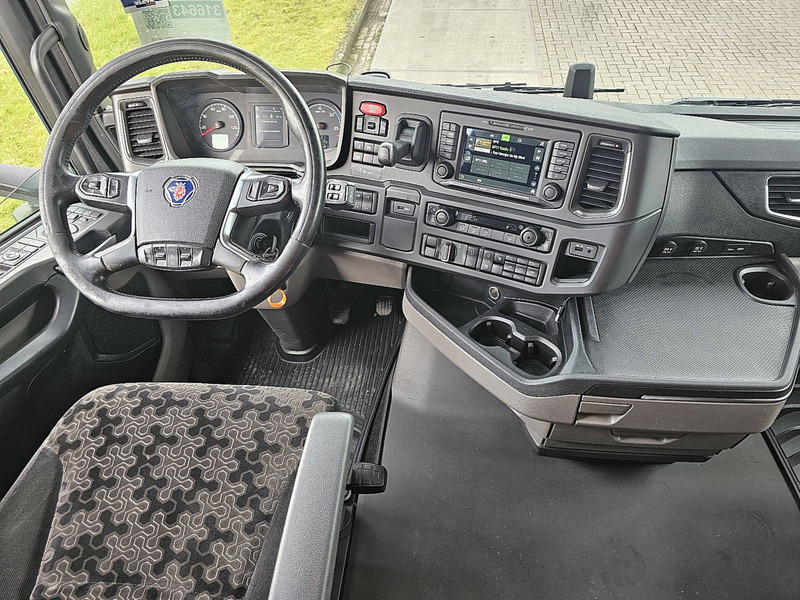 Interior photo 1: Plachtové nákladné vozidlo Scania S450 6X2*4 FORKLIFT CONN. Interior photo 1: Plachtové nákladné vozidlo Scania S450 6X2*4 FORKLIFT CONN.