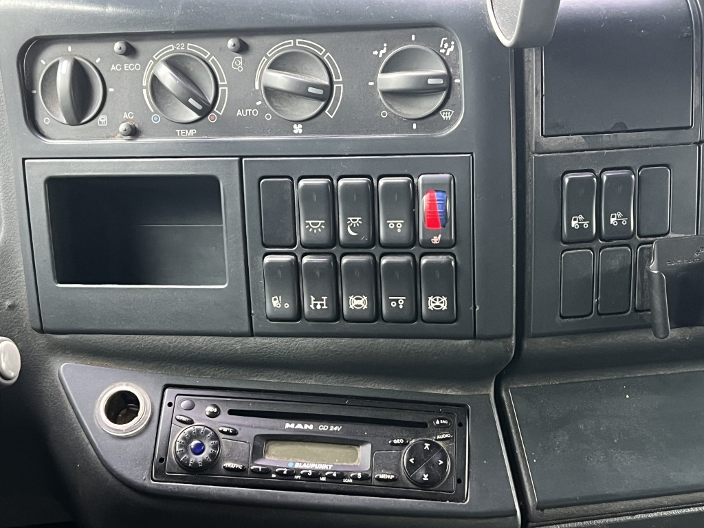 MAN TGA 26.440 6x2 LL Retarder Kran Palfinger 20002 - Plachtové nákladné vozidlo, Auto s hydraulickou rukou: obrázok 2 MAN TGA 26.440 6x2 LL Retarder Kran Palfinger 20002 - Plachtové nákladné vozidlo, Auto s hydraulickou rukou: obrázok 2