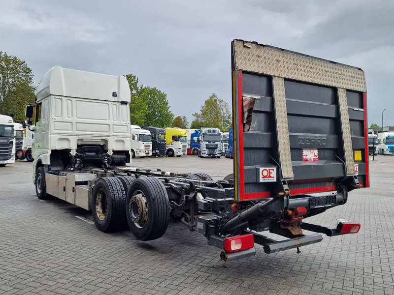 DAF XF 530 SuperSpaceCab 6x2*4 - Chassis 740 cm - Loadlift - Steering axle - Leather - - Podvozek s kabinou: obrázok 5 DAF XF 530 SuperSpaceCab 6x2*4 - Chassis 740 cm - Loadlift - Steering axle - Leather - - Podvozek s kabinou: obrázok 5