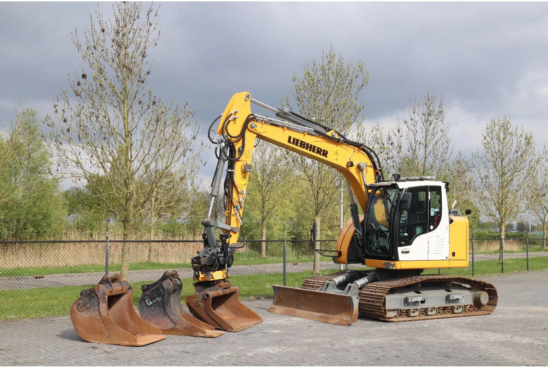 Liebherr R914 COMPACT S | ROTOTILT | 3X BUCKET | DOZERBLADE - Pásové rýpadlo: obrázok 2 Liebherr R914 COMPACT S | ROTOTILT | 3X BUCKET | DOZERBLADE - Pásové rýpadlo: obrázok 2