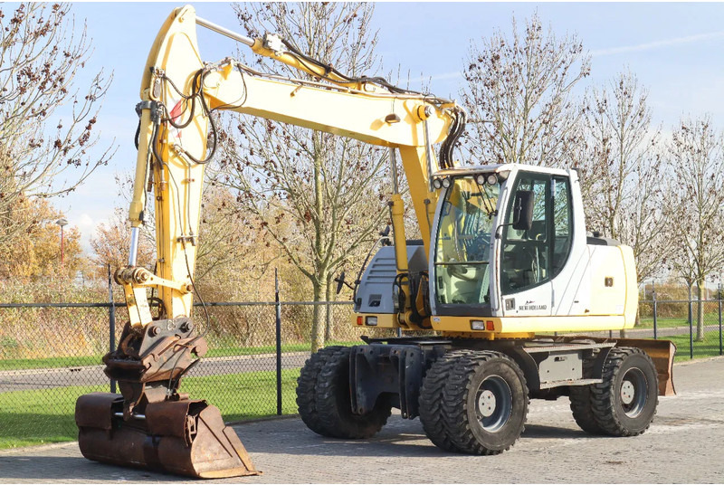 New Holland MH CITY | TILT BUCKET | QUICK COUPLER | DOZER BLADE - Kolesové rýpadlo: obrázok 2 New Holland MH CITY | TILT BUCKET | QUICK COUPLER | DOZER BLADE - Kolesové rýpadlo: obrázok 2