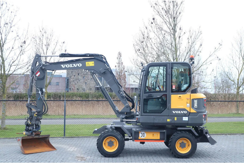Volvo EW60E | DEMO | 30 KM/H | ROTOTILT + GRIPPER | BUCKET - Kolesové rýpadlo: obrázok 1 Volvo EW60E | DEMO | 30 KM/H | ROTOTILT + GRIPPER | BUCKET - Kolesové rýpadlo: obrázok 1