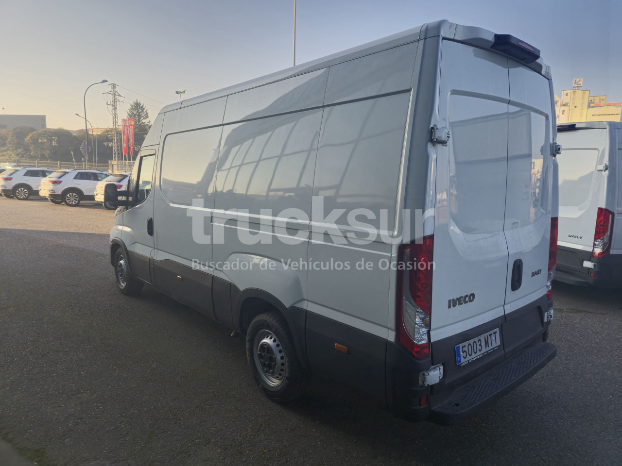 IVECO DAILY 35S16V 12M3 - Dodávka skriňová nadstavba: obrázok 4 IVECO DAILY 35S16V 12M3 - Dodávka skriňová nadstavba: obrázok 4