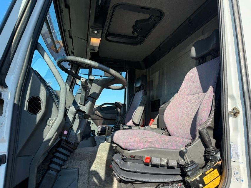 Iveco EuroTech Cursor 190E31 4x2 Tipper / HMF 1060 B3 - Auto s hydraulickou rukou: obrázok 5 Iveco EuroTech Cursor 190E31 4x2 Tipper / HMF 1060 B3 - Auto s hydraulickou rukou: obrázok 5