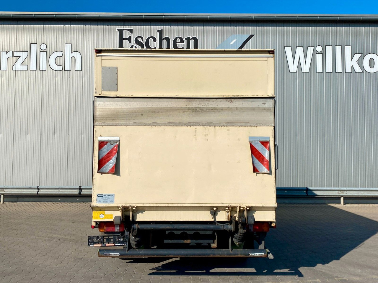 MAN TGL 8.150 Blatt/Blatt*5,5mKoffer*LBW*Seitentür MAN TGL 8.150 Blatt/Blatt*5,5mKoffer*LBW*Seitentür - Skříňový nákladní auto: obrázok 4 MAN TGL 8.150 Blatt/Blatt*5,5mKoffer*LBW*Seitentür MAN TGL 8.150 Blatt/Blatt*5,5mKoffer*LBW*Seitentür - Skříňový nákladní auto: obrázok 4