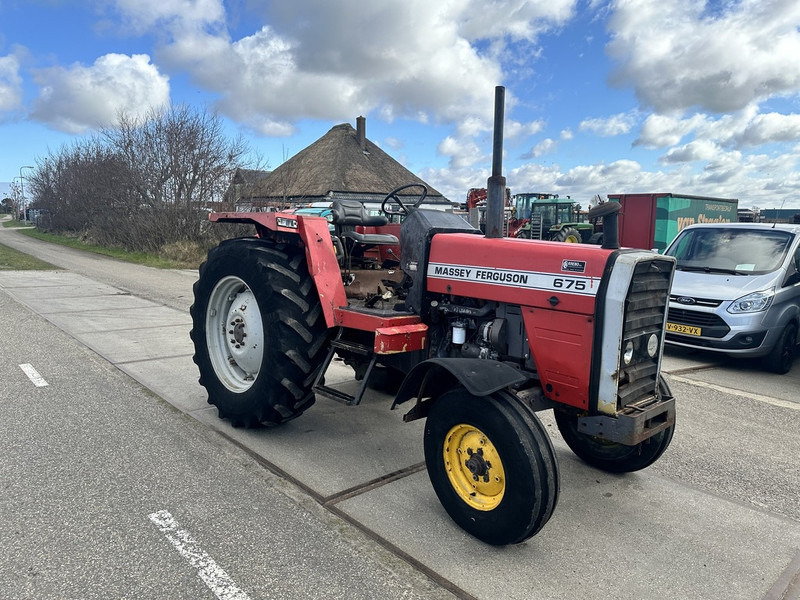 Massey Ferguson 675 - Traktor: obrázok 2 Massey Ferguson 675 - Traktor: obrázok 2