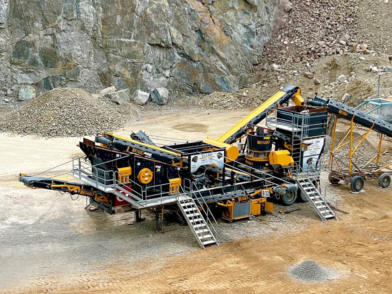 FABO MCC SERIES 150-250 TPH MOBILE CONE CRUSHER PLANT - Kužeľový drvič: obrázok 4 FABO MCC SERIES 150-250 TPH MOBILE CONE CRUSHER PLANT - Kužeľový drvič: obrázok 4