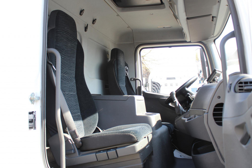 Interior photo 1: Nákladné auto Mercedes-Benz Atego 1321 E6  Koffer Klima Kamera Schalter LBW Interior photo 1: Nákladné auto Mercedes-Benz Atego 1321 E6  Koffer Klima Kamera Schalter LBW
