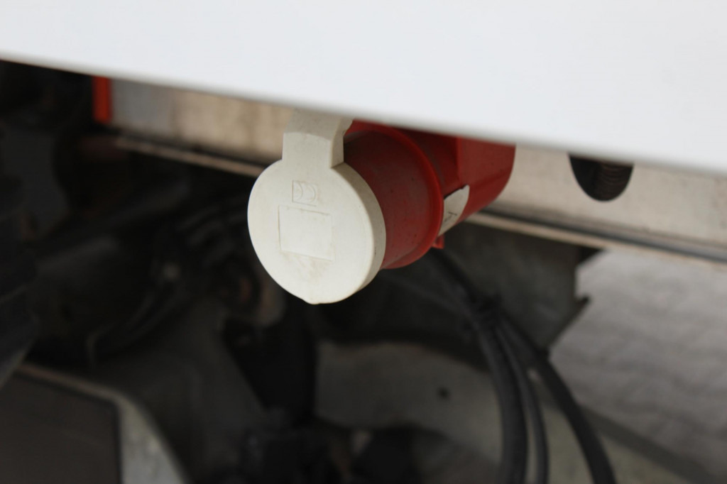 Renault D 12 Carrier Supra 550 Strom Tür LBW FRC 2027 - Chladirenské nákladné vozidlo: obrázok 4 Renault D 12 Carrier Supra 550 Strom Tür LBW FRC 2027 - Chladirenské nákladné vozidlo: obrázok 4