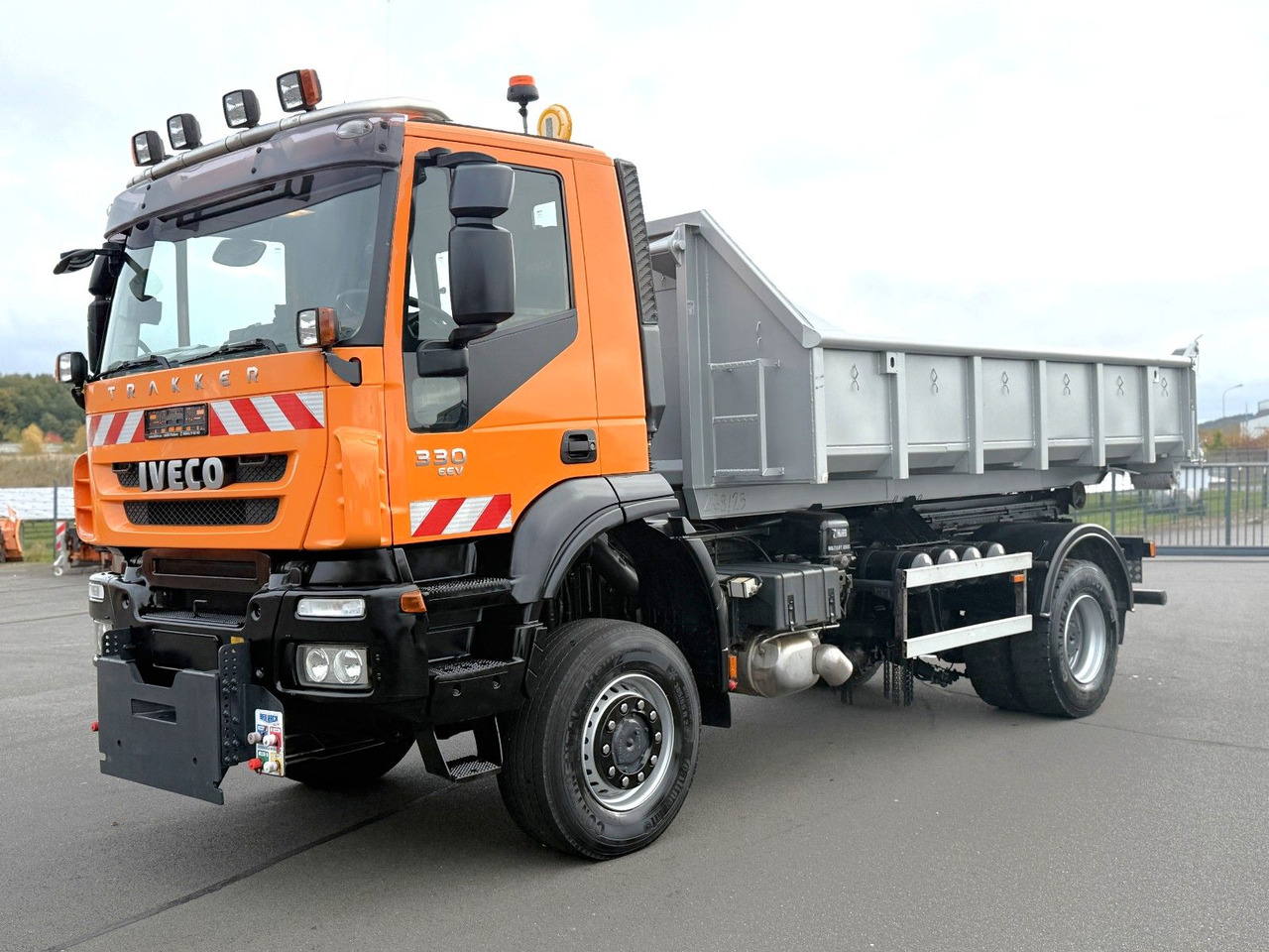 Iveco Trakker 330 EEV Winterdienst Abroll - Hákový nosič kontajnerov: obrázok 1 Iveco Trakker 330 EEV Winterdienst Abroll - Hákový nosič kontajnerov: obrázok 1