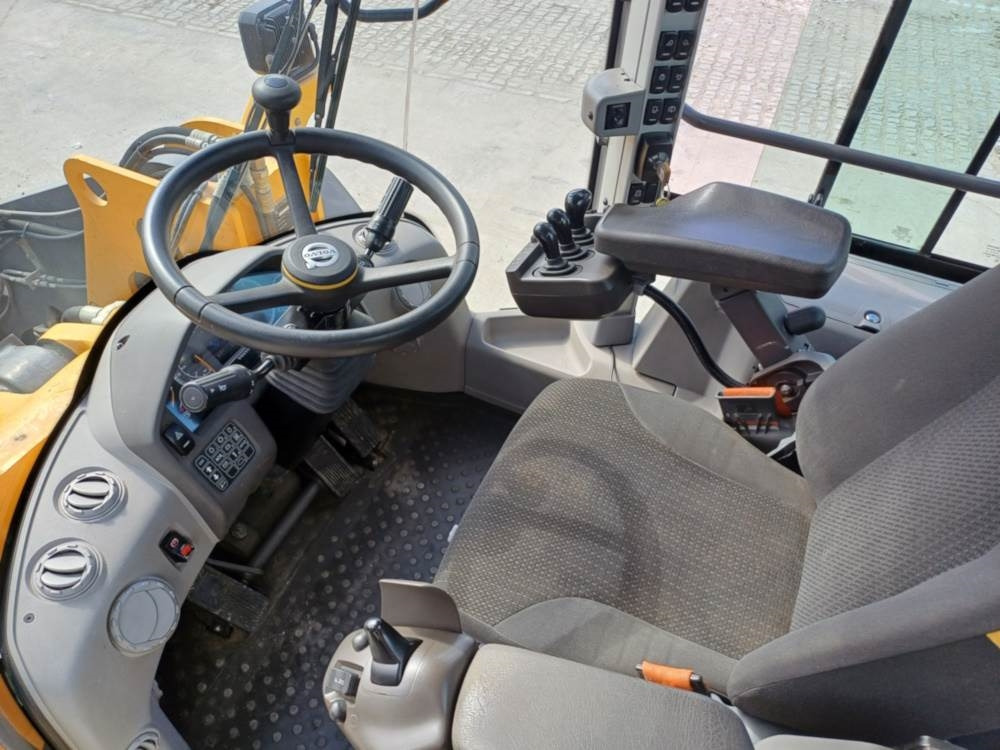 Kolesový nakladač Volvo L110H: obrázok 13