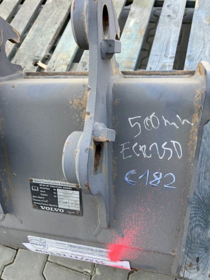 Volvo Tieflöffel mit Zähnen - Festanbau - Rýpadlo-nakladač: obrázok 2 Volvo Tieflöffel mit Zähnen - Festanbau - Rýpadlo-nakladač: obrázok 2