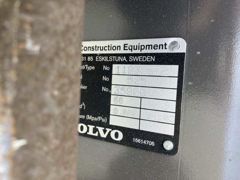 Volvo Tieflöffel mit Zähnen - Festanbau - Rýpadlo-nakladač: obrázok 3 Volvo Tieflöffel mit Zähnen - Festanbau - Rýpadlo-nakladač: obrázok 3