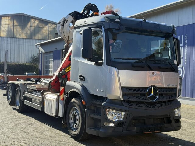 Mercedes-Benz ACTROS 2546 6x2 Abrollkip Kran Palfinger Q150Z95 - Hákový nosič kontajnerov, Auto s hydraulickou rukou: obrázok 1 Mercedes-Benz ACTROS 2546 6x2 Abrollkip Kran Palfinger Q150Z95 - Hákový nosič kontajnerov, Auto s hydraulickou rukou: obrázok 1