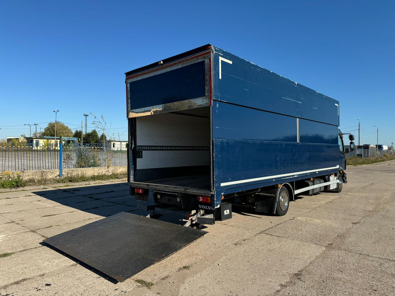 VOLVO FL 240 - Skříňový nákladní auto: obrázok 3 VOLVO FL 240 - Skříňový nákladní auto: obrázok 3