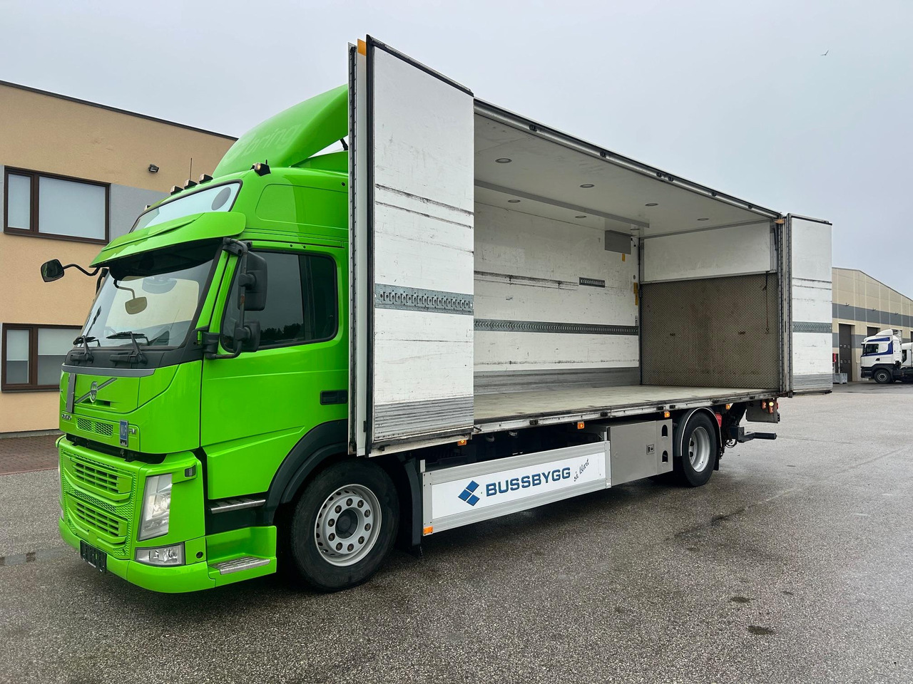 VOLVO FM330 - Skříňový nákladní auto: obrázok 3 VOLVO FM330 - Skříňový nákladní auto: obrázok 3