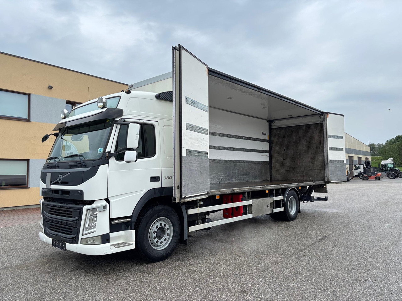 VOLVO FM330 - Skříňový nákladní auto: obrázok 4 VOLVO FM330 - Skříňový nákladní auto: obrázok 4