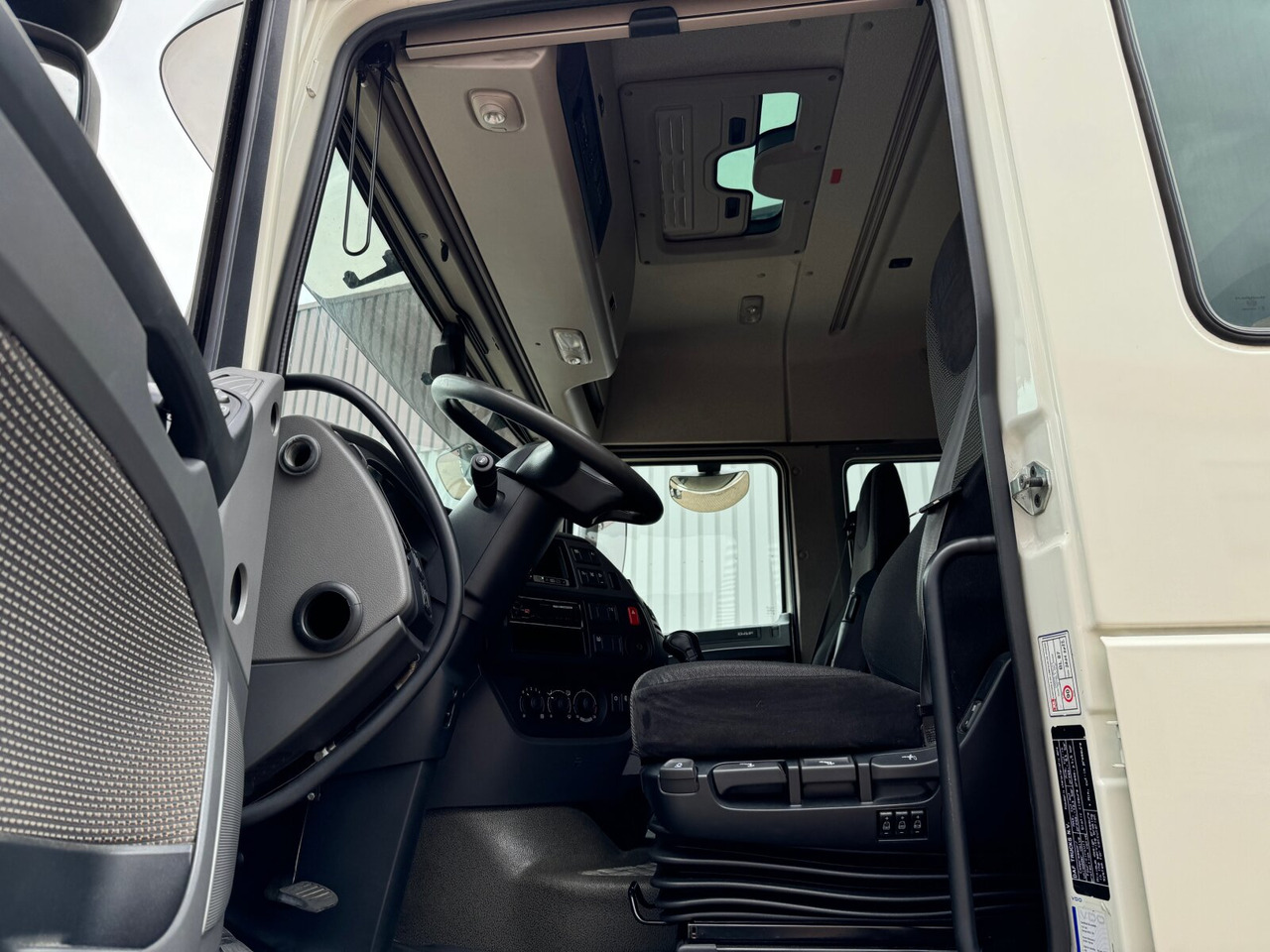 DAF XF 410 FA 4x2 XF 410 FA 4x2, Fahrschule, 2x AHK, 6 Sitze - Valníkový/ Plošinový nákladný automobil: obrázok 2 DAF XF 410 FA 4x2 XF 410 FA 4x2, Fahrschule, 2x AHK, 6 Sitze - Valníkový/ Plošinový nákladný automobil: obrázok 2