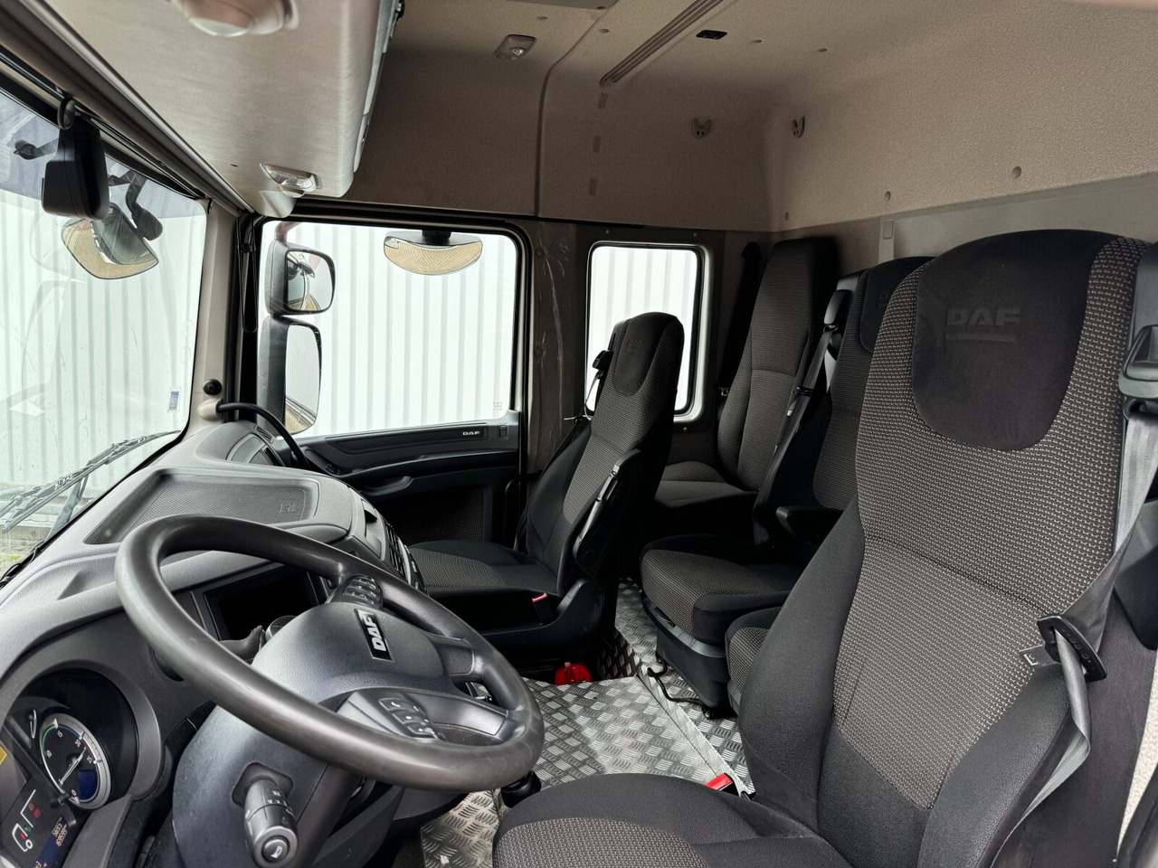 DAF XF 410 FA 4x2 XF 410 FA 4x2, Fahrschule, 2x AHK, 6 Sitze - Valníkový/ Plošinový nákladný automobil: obrázok 3 DAF XF 410 FA 4x2 XF 410 FA 4x2, Fahrschule, 2x AHK, 6 Sitze - Valníkový/ Plošinový nákladný automobil: obrázok 3