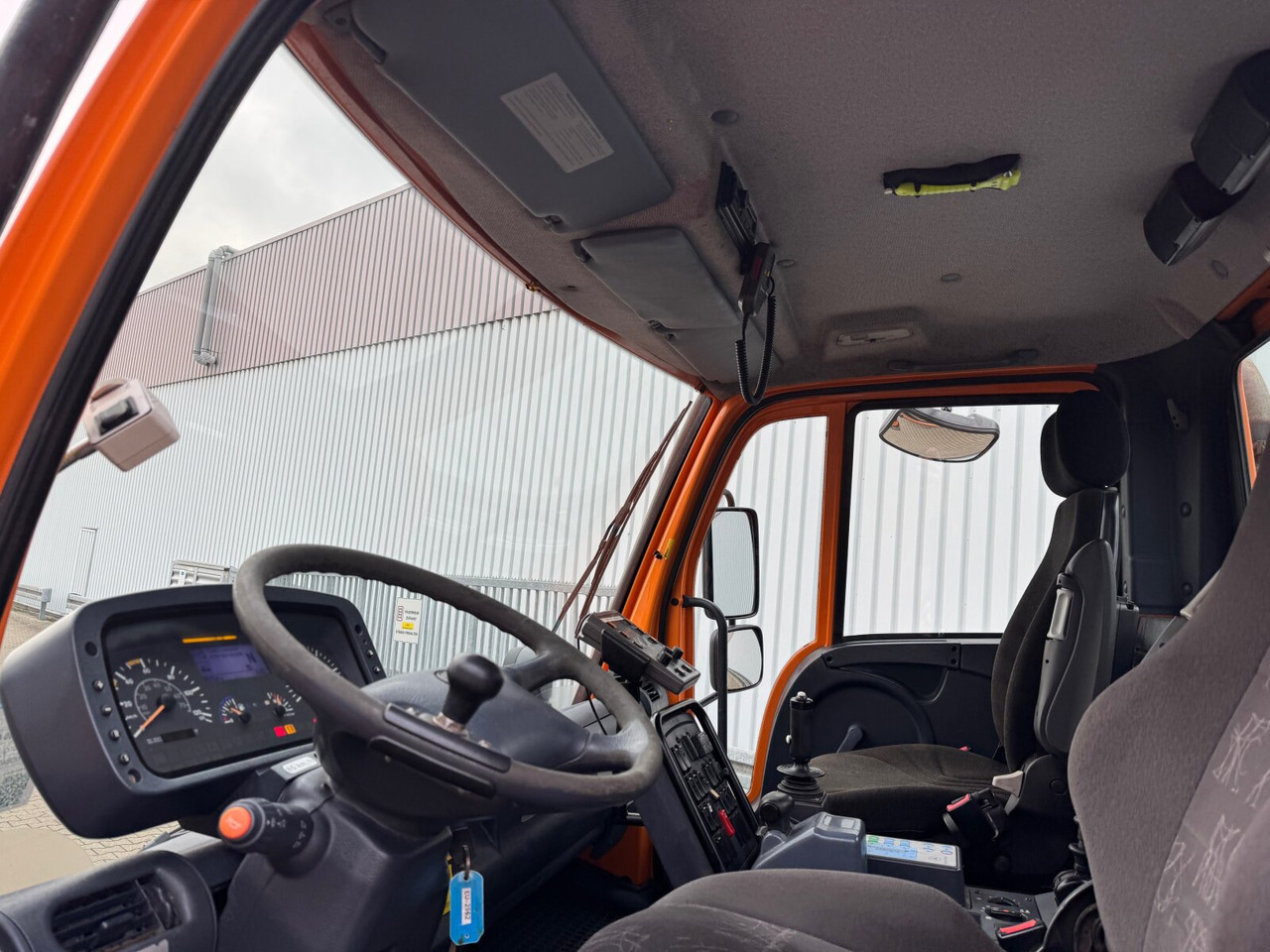 Interior photo 1: Leasing Unimog U 400 405/12 4x4 U 400 405/12 4x4, Kipper, Kommunalhydraulik, VarioPilot, Zapfwelle Unimog U 400 405/12 4x4 U 400 405/12 4x4, Kipper, Kommunalhydraulik, VarioPilot, Zapfwelle Interior photo 1: Leasing Unimog U 400 405/12 4x4 U 400 405/12 4x4, Kipper, Kommunalhydraulik, VarioPilot, Zapfwelle Unimog U 400 405/12 4x4 U 400 405/12 4x4, Kipper, Kommunalhydraulik, VarioPilot, Zapfwelle