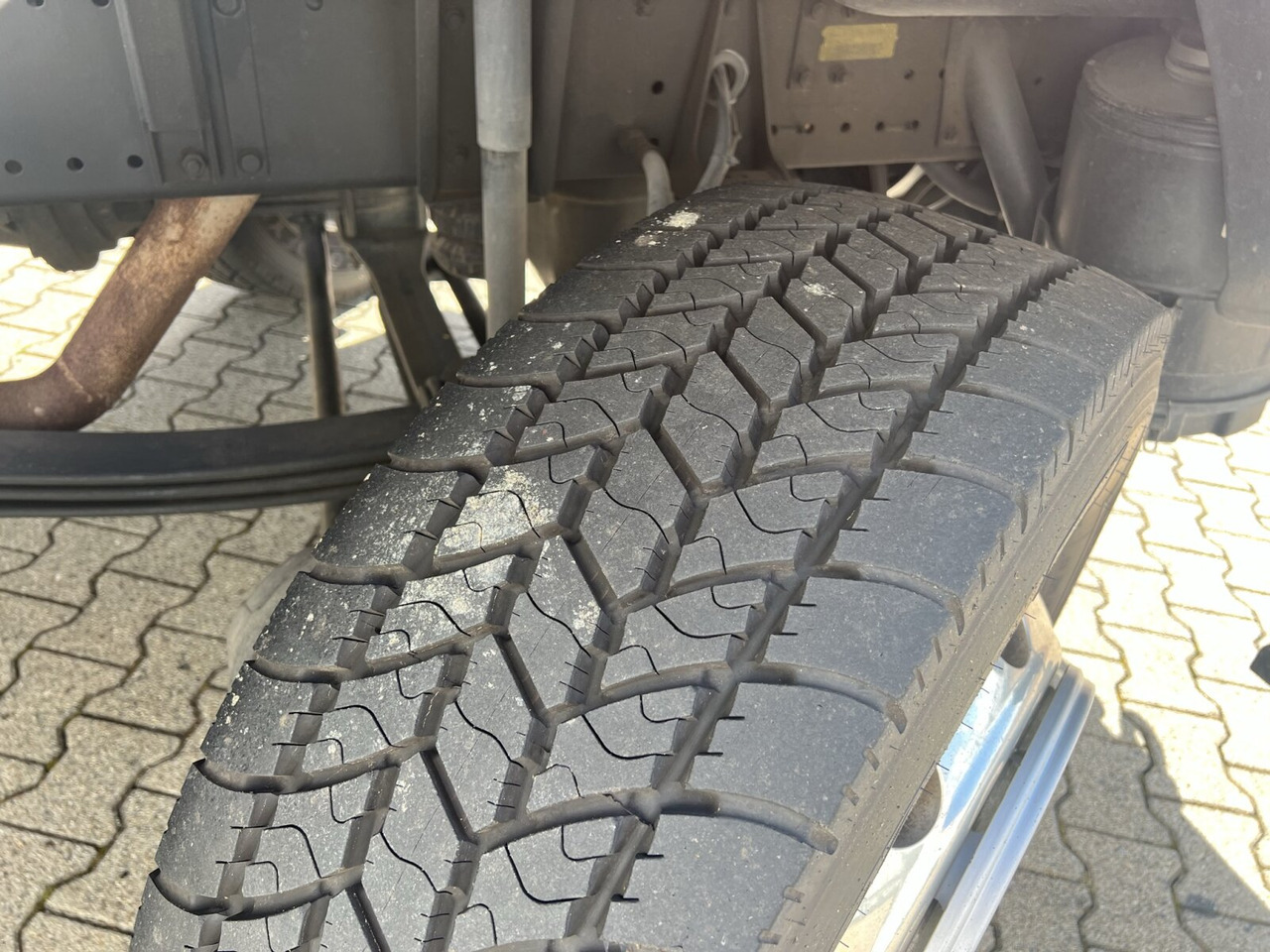 MAN 25/18.284 6x2-4 LL 25/18.284 6x2-4 LL,Kran HMF 1113 K3, Funk, Retarder - Hákový nosič kontajnerov, Auto s hydraulickou rukou: obrázok 2 MAN 25/18.284 6x2-4 LL 25/18.284 6x2-4 LL,Kran HMF 1113 K3, Funk, Retarder - Hákový nosič kontajnerov, Auto s hydraulickou rukou: obrázok 2