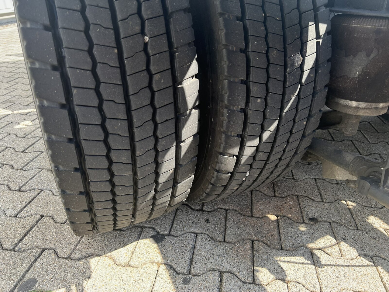 MAN 25/18.284 6x2-4 LL 25/18.284 6x2-4 LL,Kran HMF 1113 K3, Funk, Retarder - Hákový nosič kontajnerov, Auto s hydraulickou rukou: obrázok 3 MAN 25/18.284 6x2-4 LL 25/18.284 6x2-4 LL,Kran HMF 1113 K3, Funk, Retarder - Hákový nosič kontajnerov, Auto s hydraulickou rukou: obrázok 3