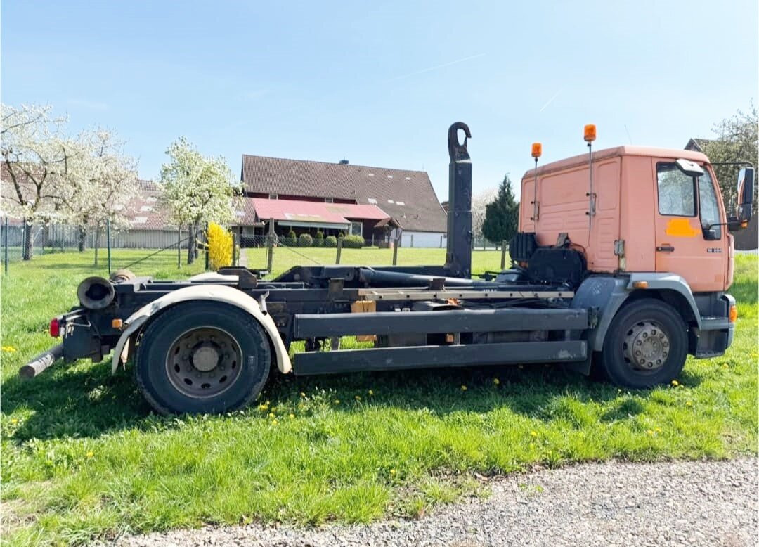 MAN LE 18.280 4x2 LL LE 18.280 4x2 LL, 6-Zylinder, Winterdienstausstattung - Hákový nosič kontajnerov: obrázok 4 MAN LE 18.280 4x2 LL LE 18.280 4x2 LL, 6-Zylinder, Winterdienstausstattung - Hákový nosič kontajnerov: obrázok 4