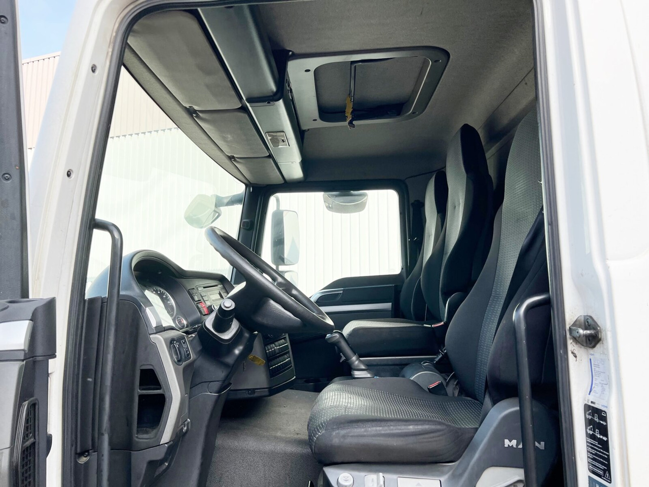 MAN TGL 12.250/340 4X2 BL TGL 12.250/340 4X2 BL mit Dhollandia LBW, 42 cbm - Skříňový nákladní auto: obrázok 3 MAN TGL 12.250/340 4X2 BL TGL 12.250/340 4X2 BL mit Dhollandia LBW, 42 cbm - Skříňový nákladní auto: obrázok 3