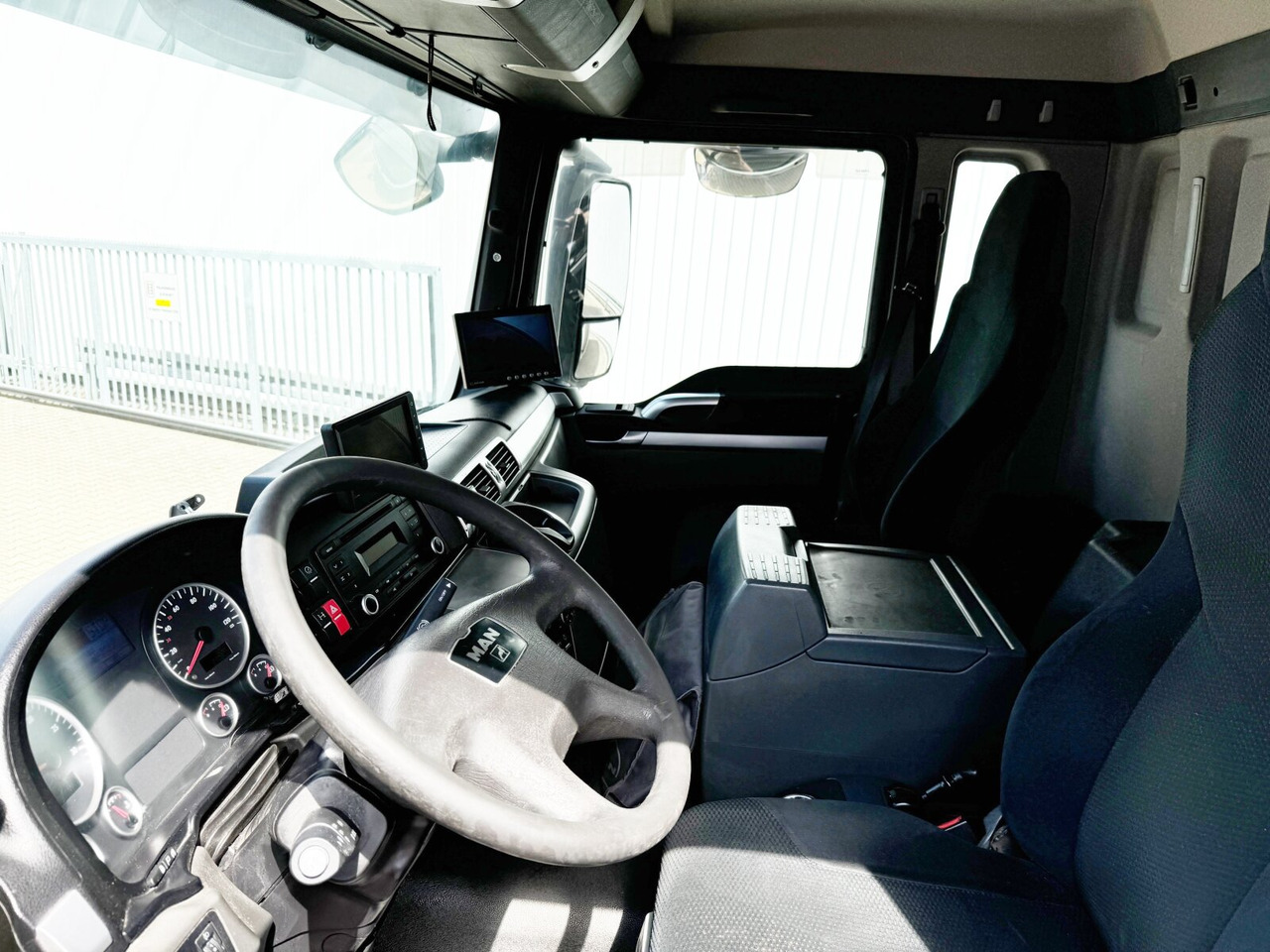 MAN TGS 26.360 6X2-4 BL TGS 26.360 6X2-4 BL, Lift-/Lenkachse, Stapleraufnahme - Skříňový nákladní auto: obrázok 4 MAN TGS 26.360 6X2-4 BL TGS 26.360 6X2-4 BL, Lift-/Lenkachse, Stapleraufnahme - Skříňový nákladní auto: obrázok 4