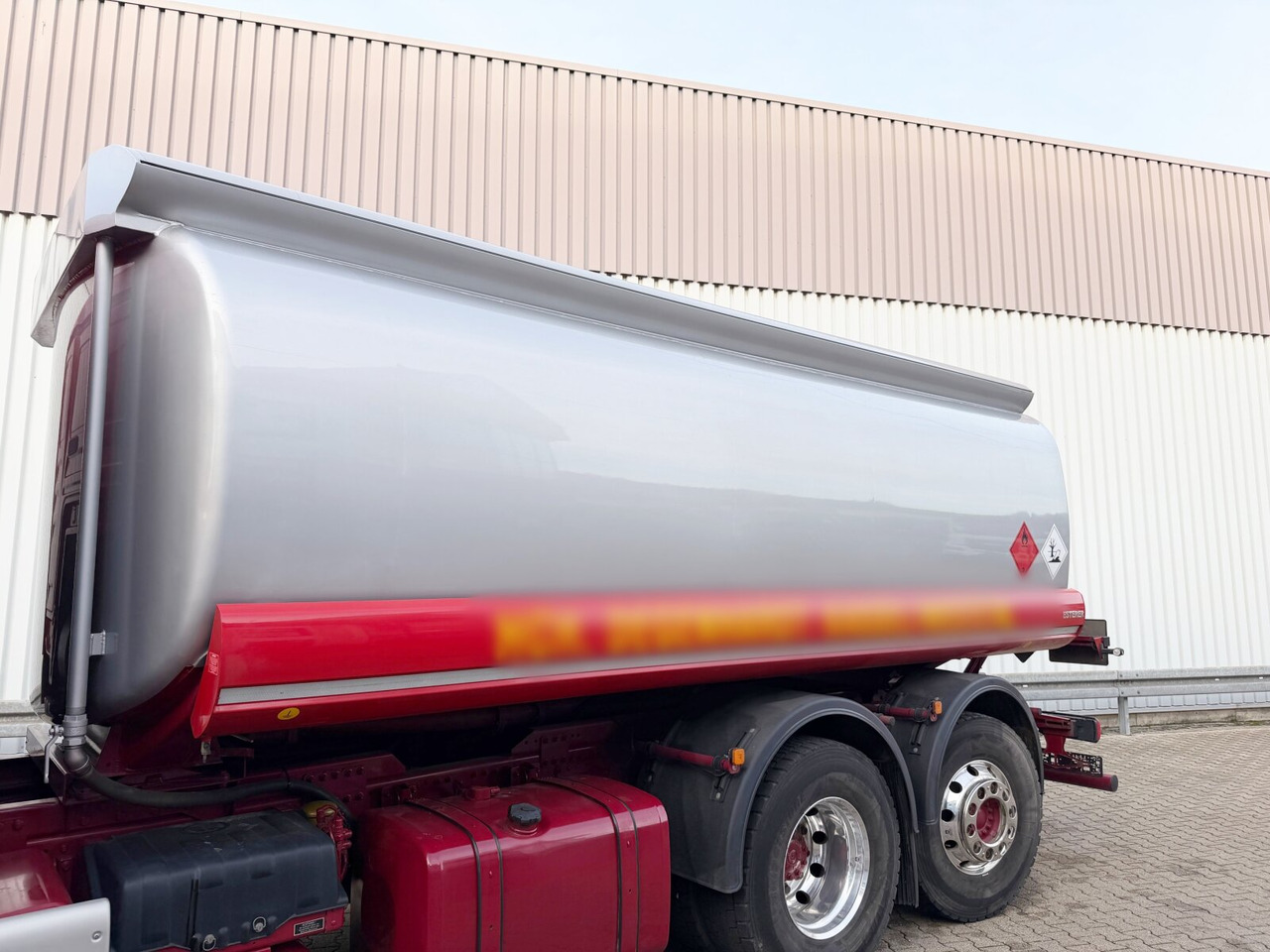 MAN TGS 26.400 6x2-4 LL TGS 26.400 6x2-4 LL, Lenk-/Lift, Navi, ADR, Esterer Tank ca. 19270l, 2 Kammern, Funk - Cisternové vozidlo: obrázok 3 MAN TGS 26.400 6x2-4 LL TGS 26.400 6x2-4 LL, Lenk-/Lift, Navi, ADR, Esterer Tank ca. 19270l, 2 Kammern, Funk - Cisternové vozidlo: obrázok 3