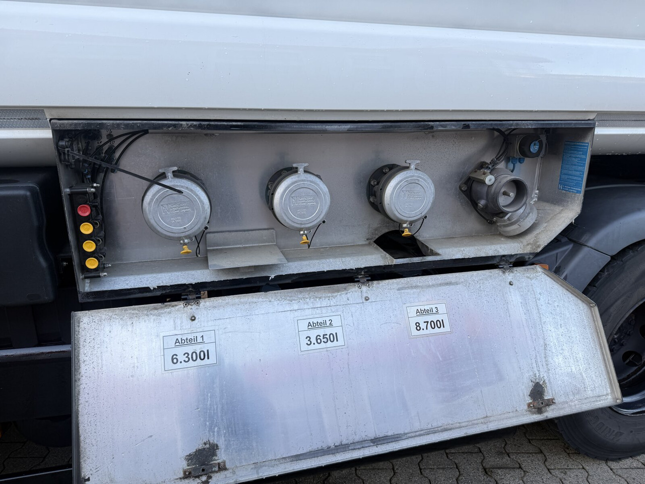 MAN TGS 26.440 6x2-4 BL TGS 26.440 6x2-4 BL, Lenk-/Liftachse, ADR, Esterer Tank ca. 20.340l, 3 Kammern - Cisternové vozidlo: obrázok 2 MAN TGS 26.440 6x2-4 BL TGS 26.440 6x2-4 BL, Lenk-/Liftachse, ADR, Esterer Tank ca. 20.340l, 3 Kammern - Cisternové vozidlo: obrázok 2