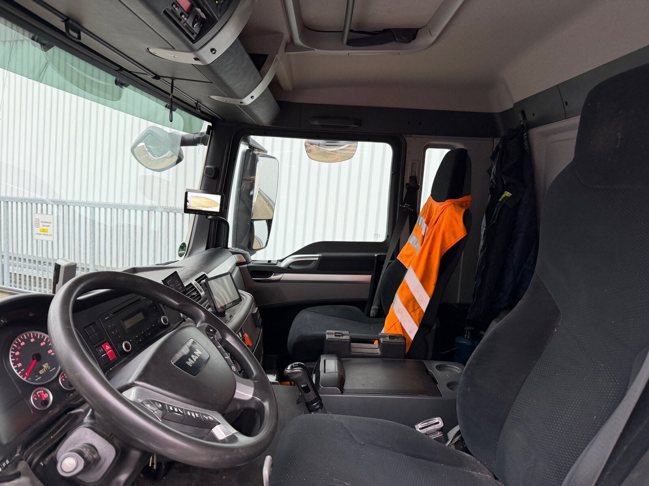 MAN TGS 26.440 6x2-4 BL TGS 26.440 6x2-4 BL, Lenk-/Liftachse, ADR, Esterer Tank ca. 20.340l, 3 Kammern - Cisternové vozidlo: obrázok 4 MAN TGS 26.440 6x2-4 BL TGS 26.440 6x2-4 BL, Lenk-/Liftachse, ADR, Esterer Tank ca. 20.340l, 3 Kammern - Cisternové vozidlo: obrázok 4