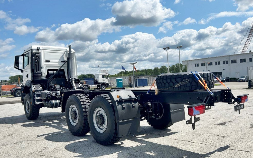 MAN TGS 33.440 6x6 BB CH TGS 33.440 6x6 BB CH, Euro2, Einzelbereifung - Podvozek s kabinou: obrázok 4 MAN TGS 33.440 6x6 BB CH TGS 33.440 6x6 BB CH, Euro2, Einzelbereifung - Podvozek s kabinou: obrázok 4