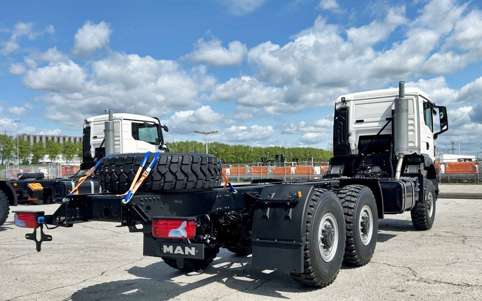 MAN TGS 33.440 6x6 BB CH TGS 33.440 6x6 BB CH, Euro2, Einzelbereifung - Podvozek s kabinou: obrázok 5 MAN TGS 33.440 6x6 BB CH TGS 33.440 6x6 BB CH, Euro2, Einzelbereifung - Podvozek s kabinou: obrázok 5
