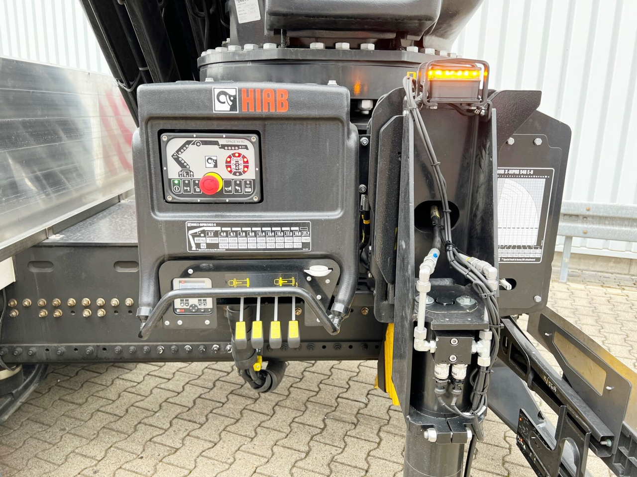 MAN TGX 26.510 6x2-4 LL CH TGX 26.510 6x2-4 LL, Kran Hiab X-HiPro 548 E-8, Lenk-/Liftachse, TwistLock 20Fuß, Funk, Retarder - Auto s hydraulickou rukou, Valníkový/ Plošinový nákladný automobil: obrázok 3 MAN TGX 26.510 6x2-4 LL CH TGX 26.510 6x2-4 LL, Kran Hiab X-HiPro 548 E-8, Lenk-/Liftachse, TwistLock 20Fuß, Funk, Retarder - Auto s hydraulickou rukou, Valníkový/ Plošinový nákladný automobil: obrázok 3