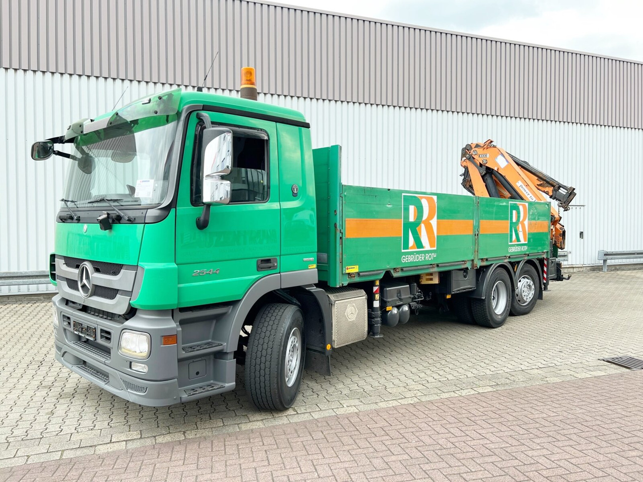 Mercedes-Benz Actros 2544 L 6x2 Actros 2544 L 6x2, Retarder, Lenkachse, Heckkran HMF 3000-K5 + Jip, Funk - Auto s hydraulickou rukou, Valníkový/ Plošinový nákladný automobil: obrázok 1 Mercedes-Benz Actros 2544 L 6x2 Actros 2544 L 6x2, Retarder, Lenkachse, Heckkran HMF 3000-K5 + Jip, Funk - Auto s hydraulickou rukou, Valníkový/ Plošinový nákladný automobil: obrázok 1
