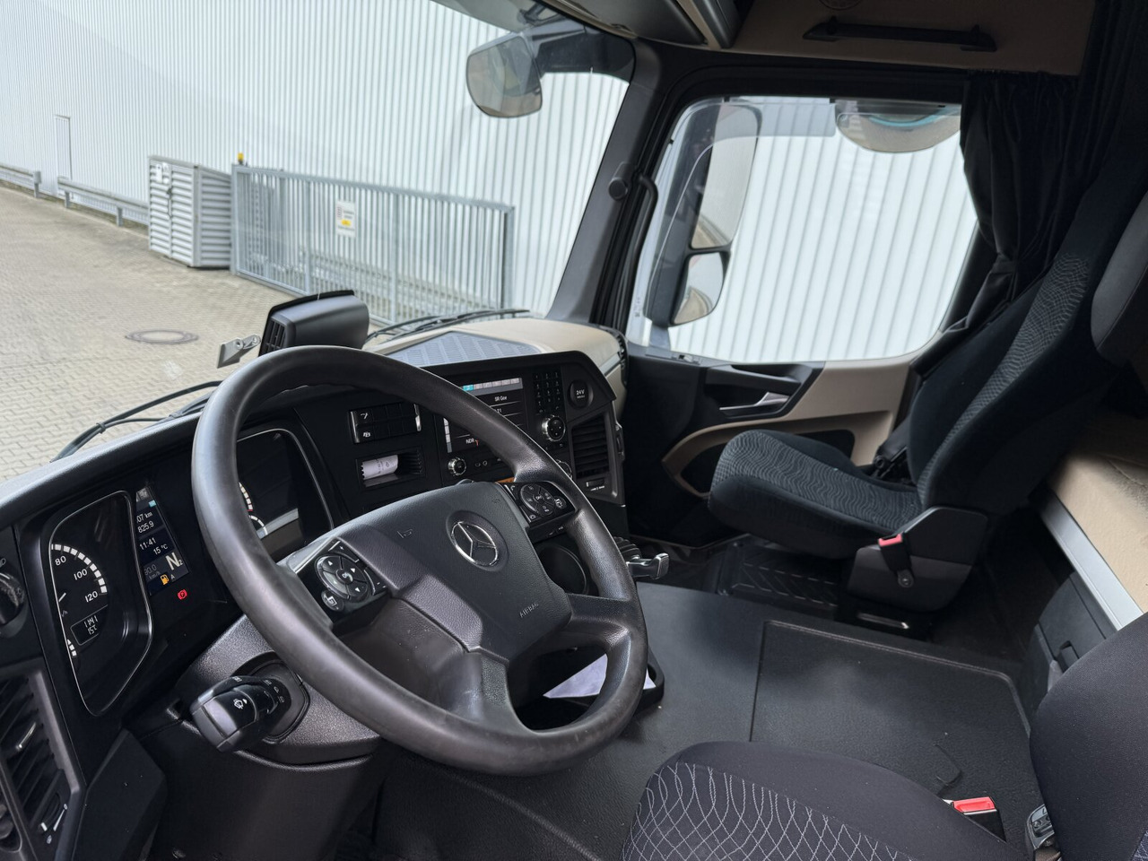 Mercedes-Benz Actros 2545 L 6x2 Actros 2545 L 6x2/46, Retarder, Lenk-/Liftachse, StreamSpace, Navi - Hákový nosič kontajnerov: obrázok 3 Mercedes-Benz Actros 2545 L 6x2 Actros 2545 L 6x2/46, Retarder, Lenk-/Liftachse, StreamSpace, Navi - Hákový nosič kontajnerov: obrázok 3