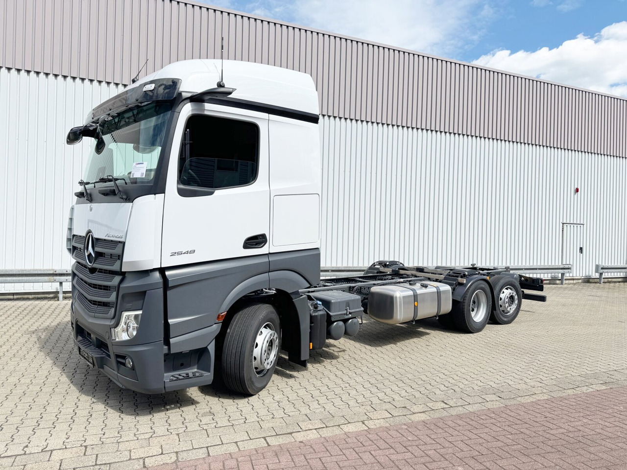 Mercedes-Benz Actros 2548 L 6x2 Actros 2548 L 6x2, Retarder, Lenk-/Liftachse, Navi, MirrorCam, MultimediaCockpit - Podvozek s kabinou: obrázok 1 Mercedes-Benz Actros 2548 L 6x2 Actros 2548 L 6x2, Retarder, Lenk-/Liftachse, Navi, MirrorCam, MultimediaCockpit - Podvozek s kabinou: obrázok 1