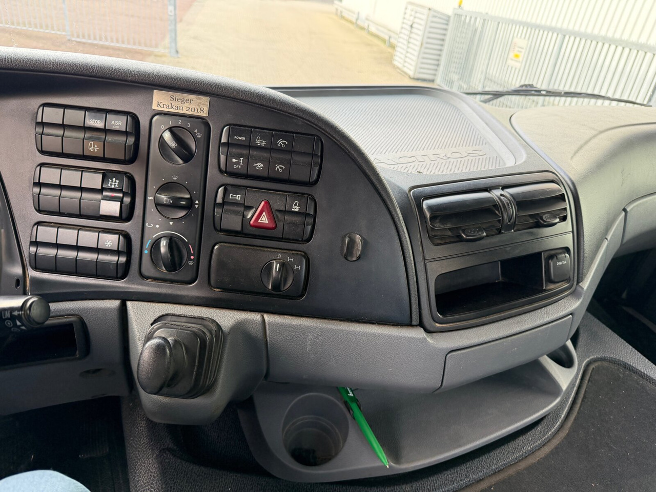 Mercedes-Benz Actros 2644 L 6x4 Actros 2644 L 6x4 - Hákový nosič kontajnerov: obrázok 4 Mercedes-Benz Actros 2644 L 6x4 Actros 2644 L 6x4 - Hákový nosič kontajnerov: obrázok 4