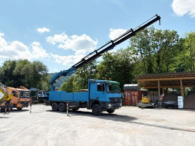 Mercedes-Benz Actros 2741 L 6x4 Actros 2741 L 6x4, Twist-Lock ausz. auf 3m, Heckkran Palfinger PK 42502-D, Funk - Valníkový/ Plošinový nákladný automobil, Auto s hydraulickou rukou: obrázok 1 Mercedes-Benz Actros 2741 L 6x4 Actros 2741 L 6x4, Twist-Lock ausz. auf 3m, Heckkran Palfinger PK 42502-D, Funk - Valníkový/ Plošinový nákladný automobil, Auto s hydraulickou rukou: obrázok 1