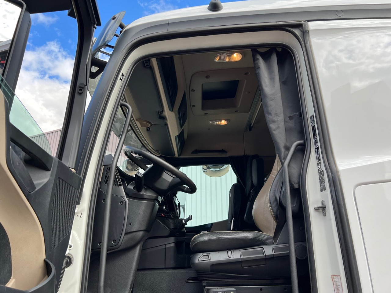 Mercedes-Benz Actros 3551 L 8x2/4 Actros 3551 L 8x2/4, Vorlauflenkachse, Doppelbereifte Nachlaufliftachse - Podvozek s kabinou: obrázok 2 Mercedes-Benz Actros 3551 L 8x2/4 Actros 3551 L 8x2/4, Vorlauflenkachse, Doppelbereifte Nachlaufliftachse - Podvozek s kabinou: obrázok 2