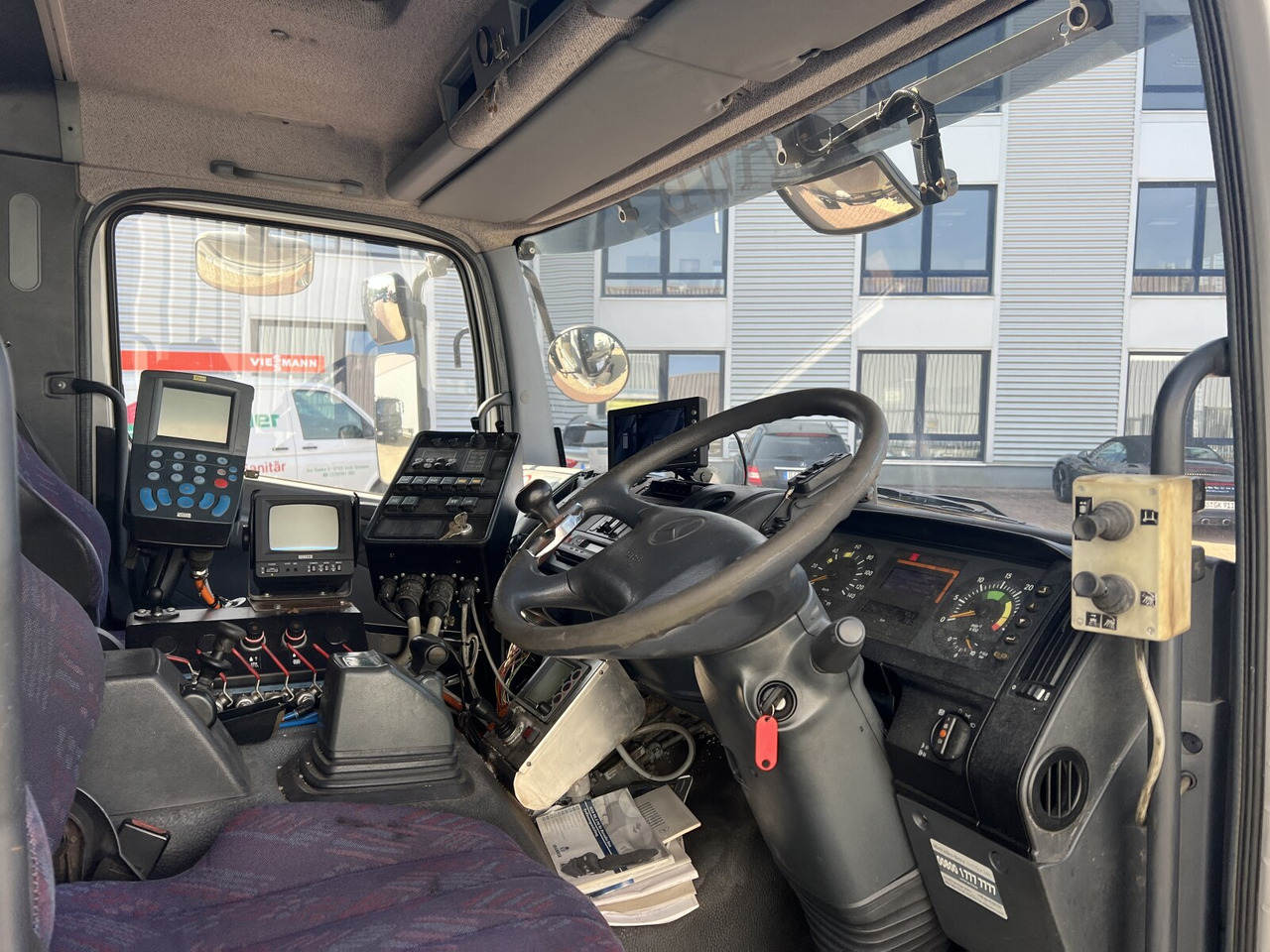 Mercedes-Benz Atego 1828 L 4x2 Atego 1828 L 4x2, Rechtslenker, Winterdienstaustattung - Podvozek s kabinou: obrázok 4 Mercedes-Benz Atego 1828 L 4x2 Atego 1828 L 4x2, Rechtslenker, Winterdienstaustattung - Podvozek s kabinou: obrázok 4