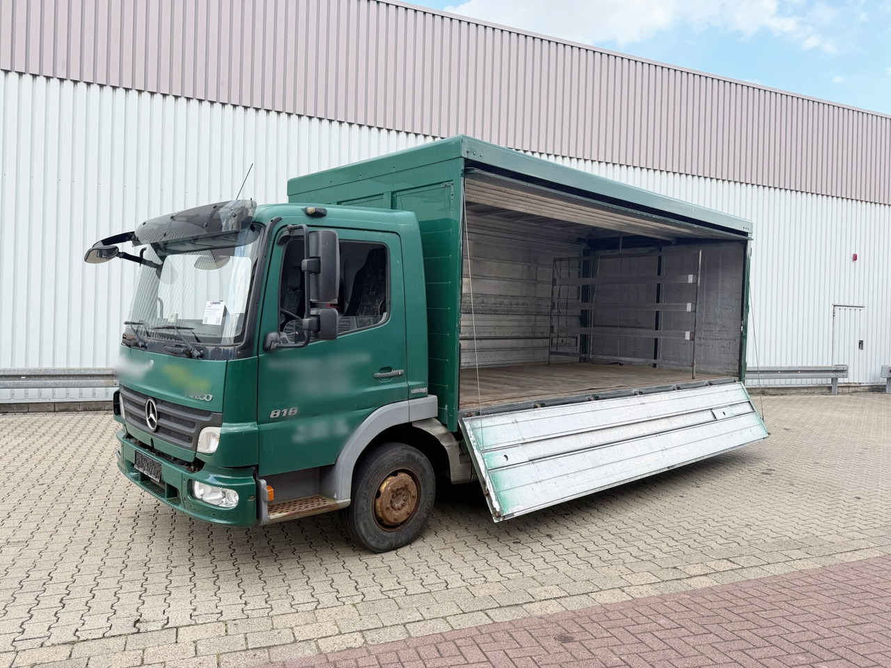 Mercedes-Benz Atego 818 L 4x2 Atego 818 L 4x2, Getränkekoffer, 2x AHK - Skříňový nákladní auto: obrázok 1 Mercedes-Benz Atego 818 L 4x2 Atego 818 L 4x2, Getränkekoffer, 2x AHK - Skříňový nákladní auto: obrázok 1