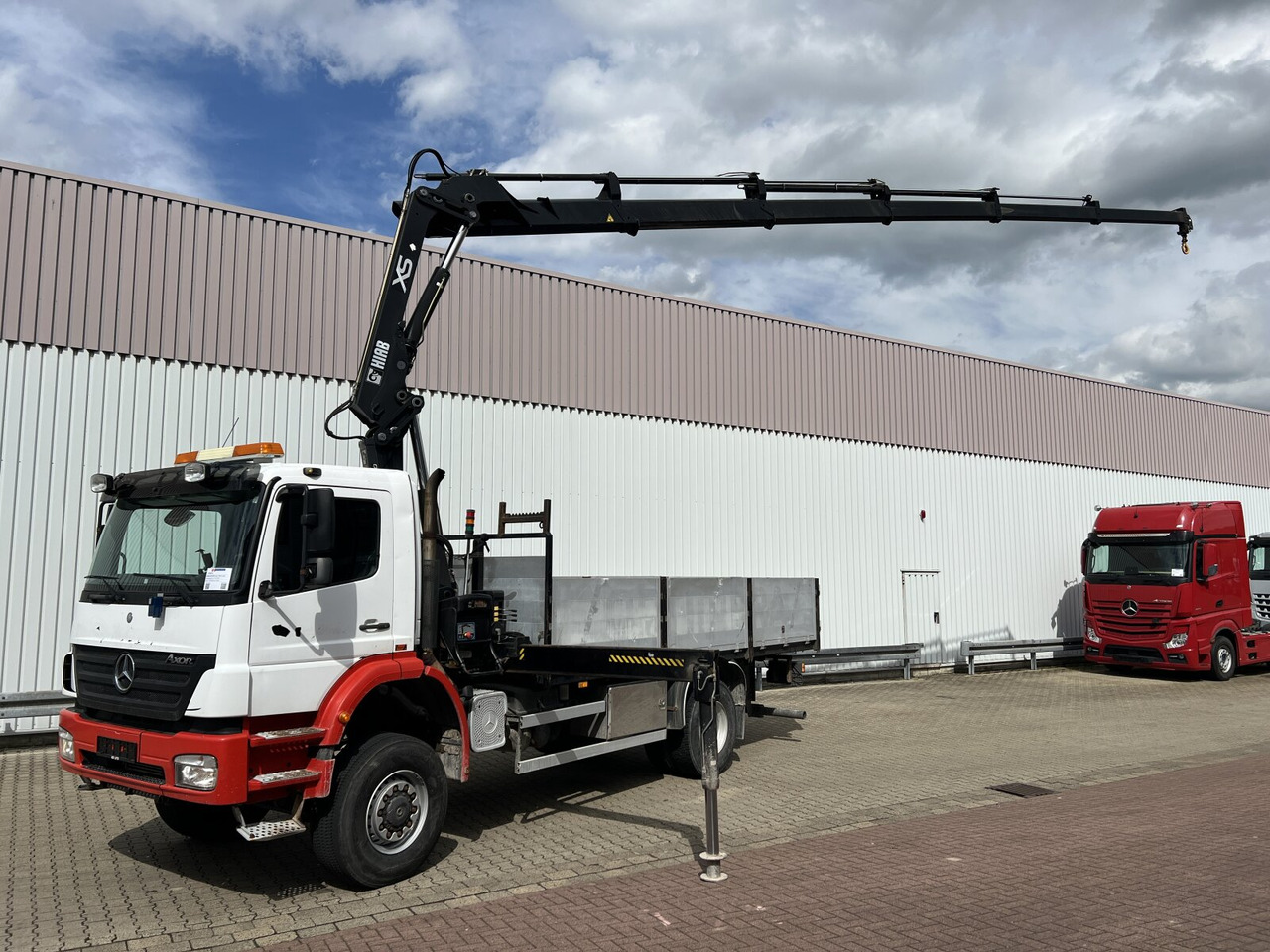 Mercedes-Benz Axor 1828 A 4x4 Axor 1828 A 4x4 mit Kran Hiab XS 166 E-5 - Auto s hydraulickou rukou, Valníkový/ Plošinový nákladný automobil: obrázok 1 Mercedes-Benz Axor 1828 A 4x4 Axor 1828 A 4x4 mit Kran Hiab XS 166 E-5 - Auto s hydraulickou rukou, Valníkový/ Plošinový nákladný automobil: obrázok 1