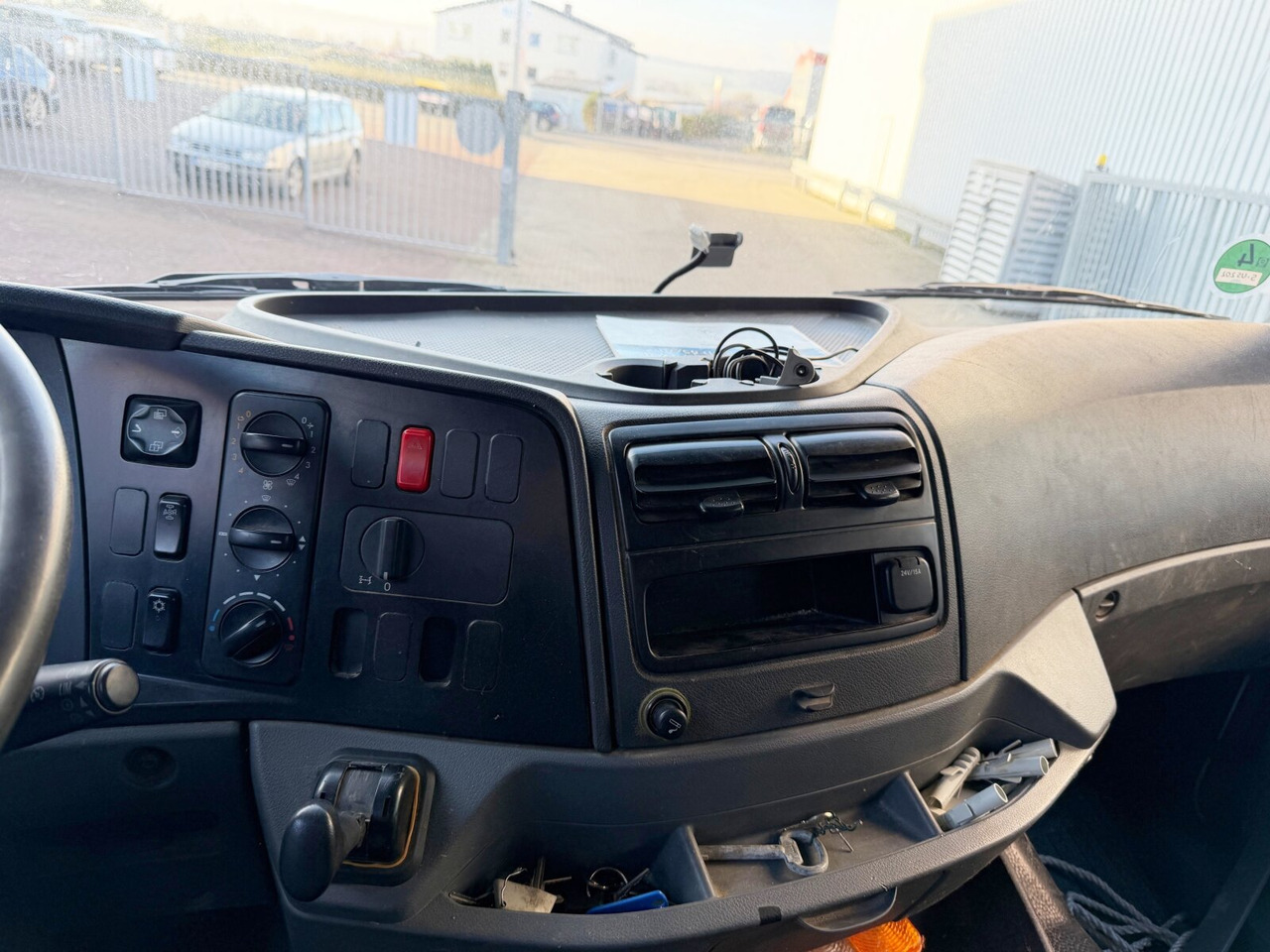 Mercedes-Benz Axor 1829 L 4x2 Axor 1829 L 4x2, 6-Sitzer - Valníkový/ Plošinový nákladný automobil: obrázok 4 Mercedes-Benz Axor 1829 L 4x2 Axor 1829 L 4x2, 6-Sitzer - Valníkový/ Plošinový nákladný automobil: obrázok 4