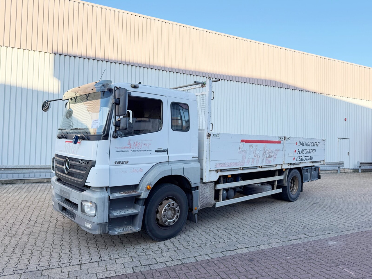 Mercedes-Benz Axor 1829 L 4x2 Axor 1829 L 4x2, 6-Sitzer - Valníkový/ Plošinový nákladný automobil: obrázok 1 Mercedes-Benz Axor 1829 L 4x2 Axor 1829 L 4x2, 6-Sitzer - Valníkový/ Plošinový nákladný automobil: obrázok 1