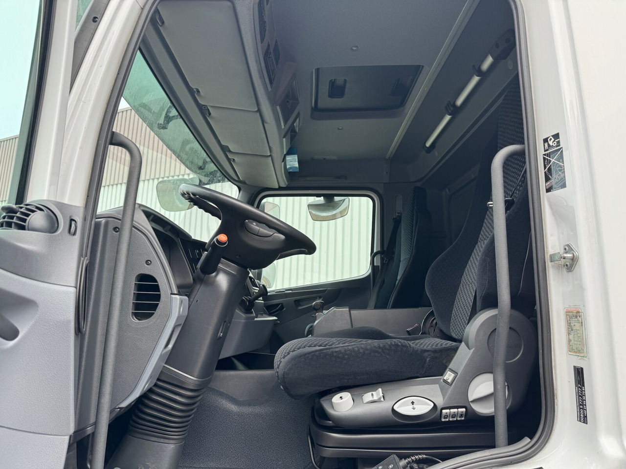 Mercedes-Benz Axor 1833 L 4x2 Axor 1833 L 4x2, Getränkekoffer - Skříňový nákladní auto: obrázok 2 Mercedes-Benz Axor 1833 L 4x2 Axor 1833 L 4x2, Getränkekoffer - Skříňový nákladní auto: obrázok 2