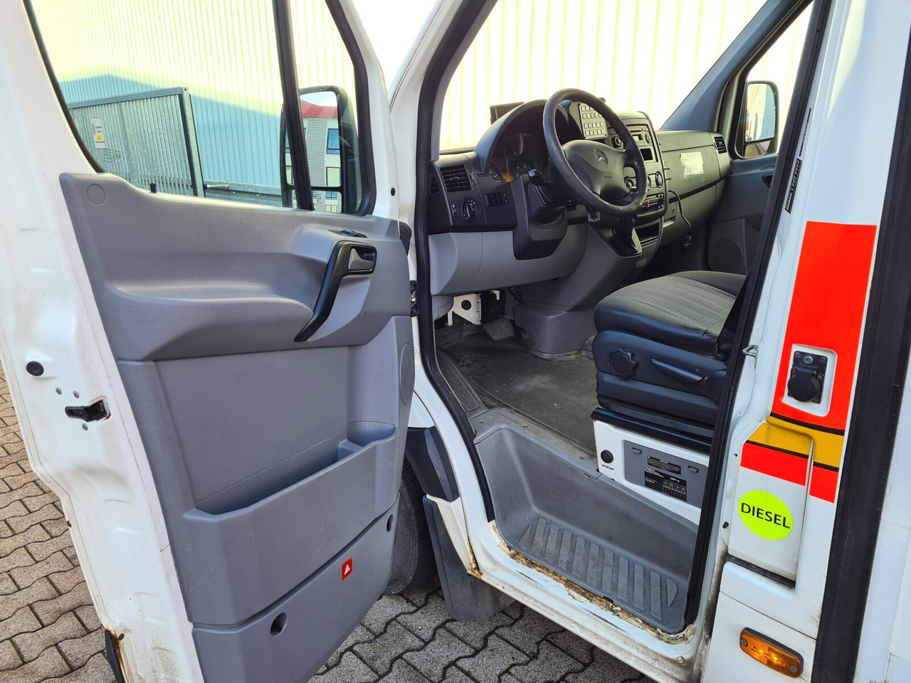 Mercedes-Benz Sprinter 316 KA 4x2 Sprinter 316 KA 4x2, Rettungswagen - Furgon: obrázok 4 Mercedes-Benz Sprinter 316 KA 4x2 Sprinter 316 KA 4x2, Rettungswagen - Furgon: obrázok 4