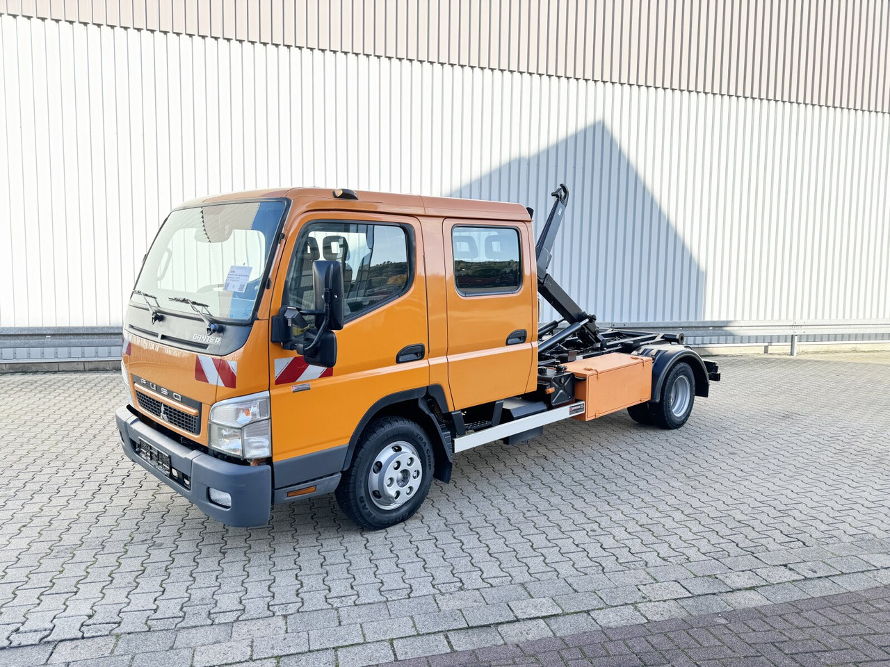 Mitsubishi Canter Fuso 6C15D 4x2 Doka Canter Fuso 6C15D 4x2 Doka, City-Abroller - Hákový nosič kontajnerov: obrázok 1 Mitsubishi Canter Fuso 6C15D 4x2 Doka Canter Fuso 6C15D 4x2 Doka, City-Abroller - Hákový nosič kontajnerov: obrázok 1